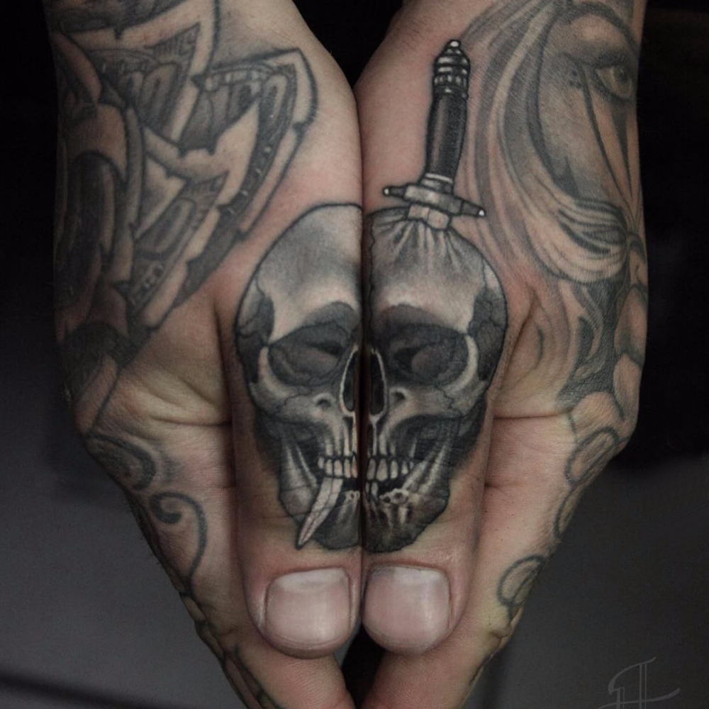 点击大图看下一张：骷髅纹身 男生手指上匕首和骷髅纹身图片