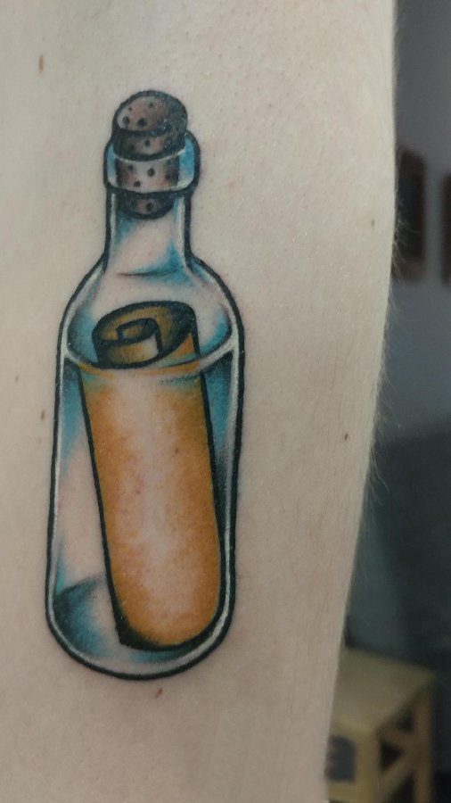 点击大图看下一张：漂流瓶纹身 男生手臂上彩色的瓶子纹身图片