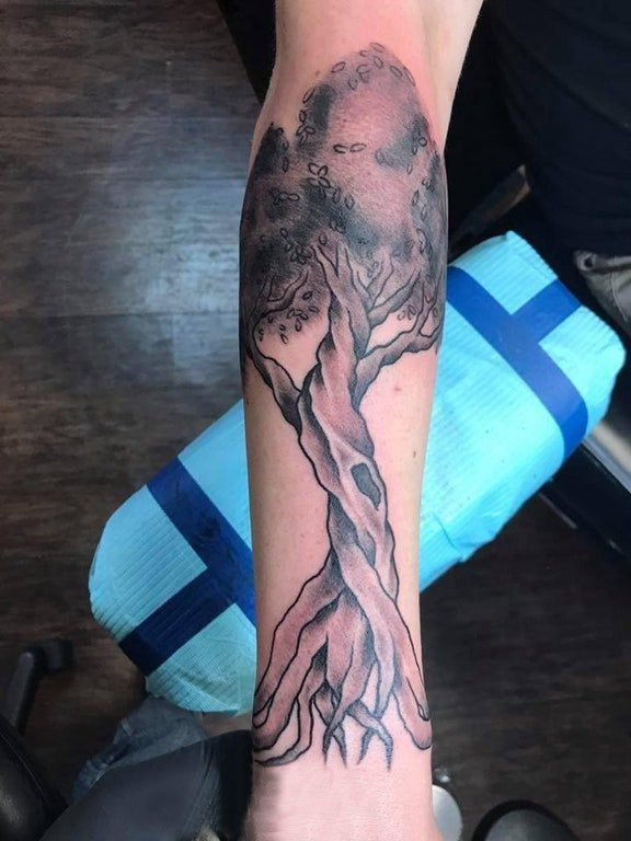 点击大图看下一张：生命树纹身素材 男生手臂上黑色的大树纹身图片