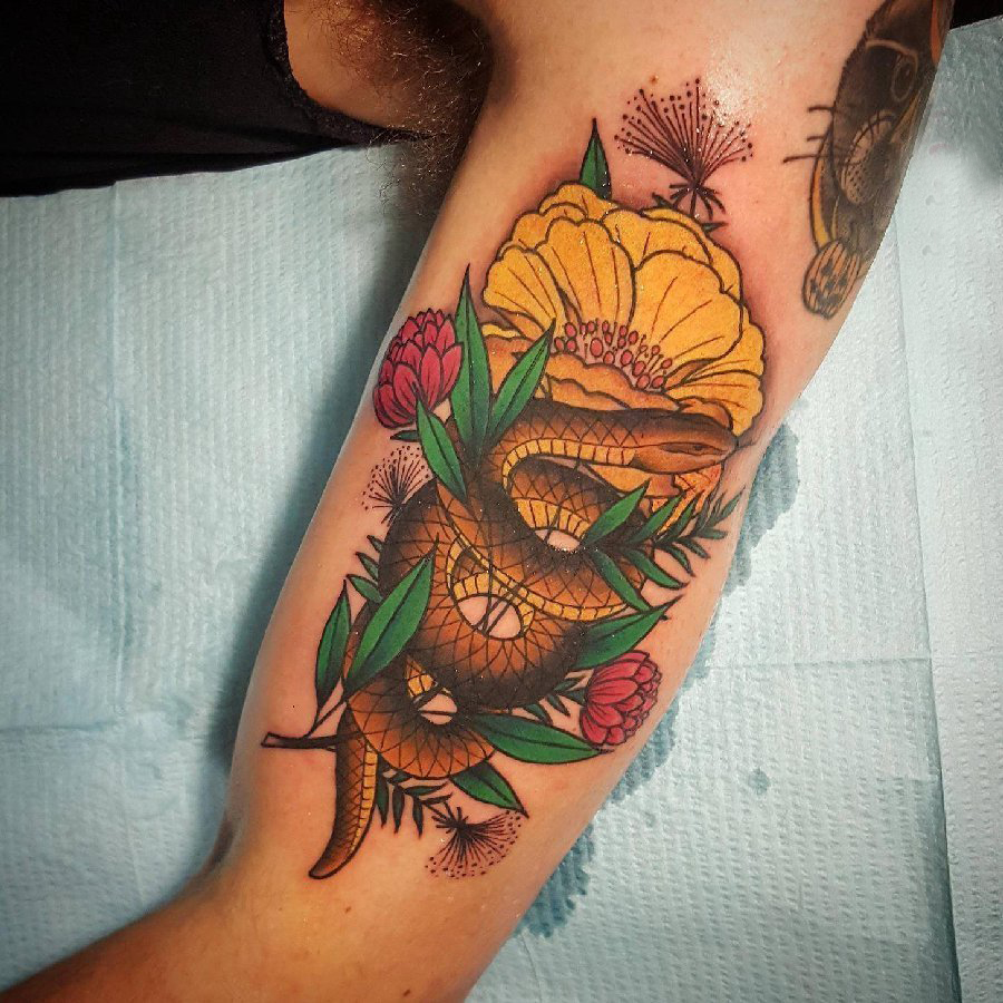 点击大图看下一张：双大臂纹身 男生大臂上花朵和蛇纹身图片