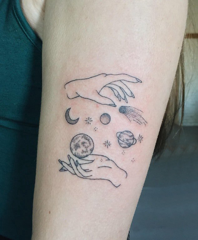 点击大图看下一张：双大臂纹身 女生大臂上手和星球纹身图片