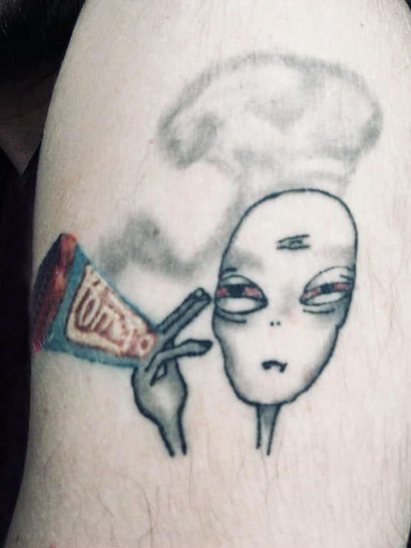 点击大图看下一张：外星人纹身 男生大腿上彩色的外星人纹身图片