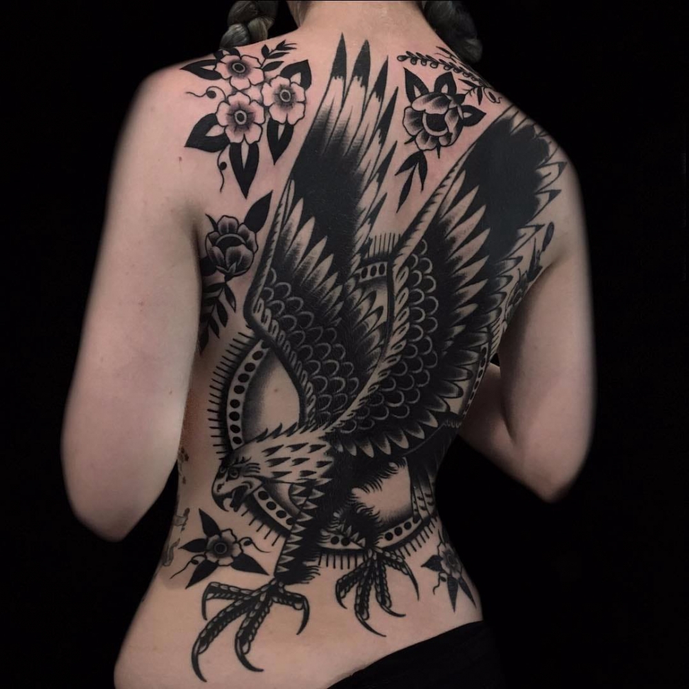 点击大图看下一张：纹身后背女 女生后背上花朵和老鹰纹身图片