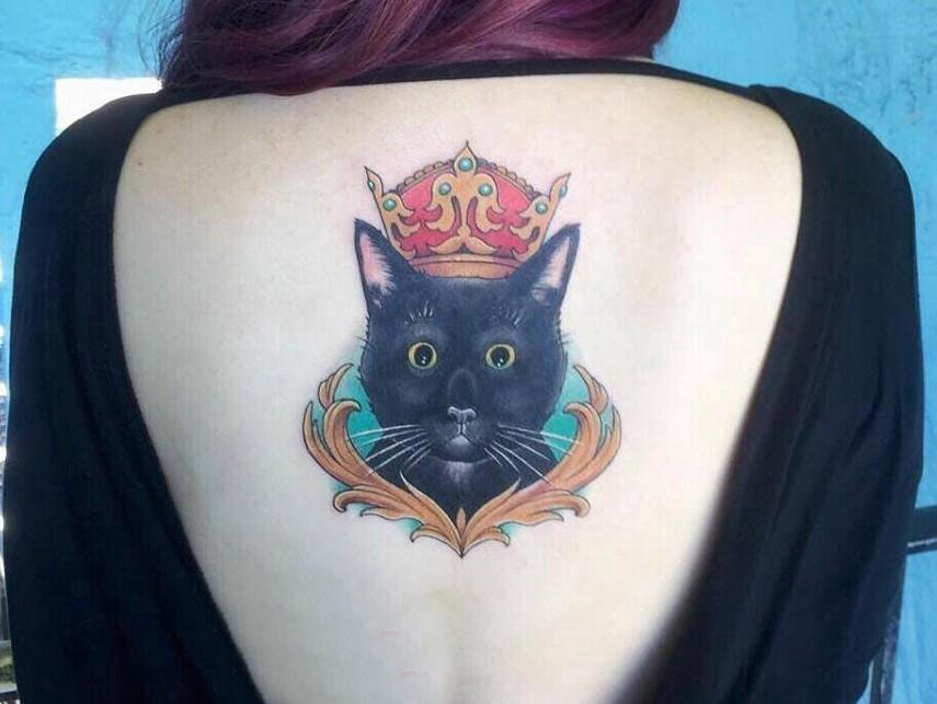 点击大图看下一张：纹身后背女 女生后背上皇冠和猫咪纹身图片