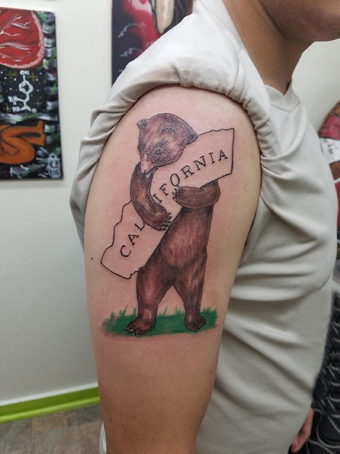 点击大图看下一张：纹身卡通 男生大臂上英文和熊纹身图片