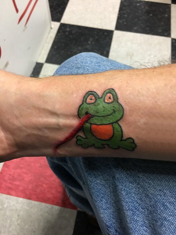 点击大图看下一张：纹身卡通 男生手臂上彩色的卡通青蛙纹身图片