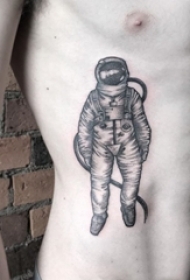 纹身侧腰男 男生侧腰上黑色的宇航员纹身图片