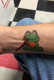 纹身卡通 男生手臂上彩色的卡通青蛙纹身图片