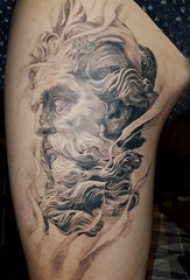 纹身神话人物 女生大腿上黑灰的人物肖像纹身图片