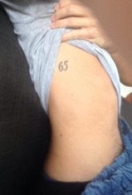 纹身数字设计 男生侧腰上黑色的数字纹身图片