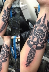 欧美匕首纹身 男生手臂上文艺花朵纹身图片