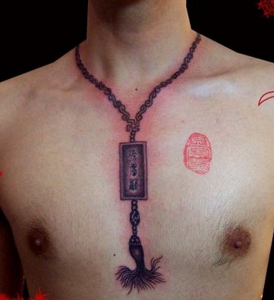 点击大图看下一张：创意项链胸部纹身