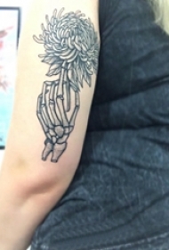 黑灰写实纹身 女生手臂上骨头和花朵纹身图片