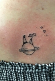 小星球纹身 女生背部小星球纹身图片