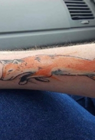 彩绘纹身 男生手臂上彩色的狐狸纹身图片