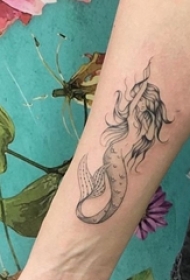 美人鱼花臂纹身 女生手臂上黑色的美人鱼纹身图片