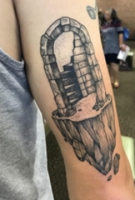 纹身黑色 男生手臂上黑色的建筑物纹身图片