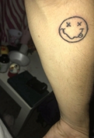 表情符号纹身 男生手臂上黑色的表情纹身图片