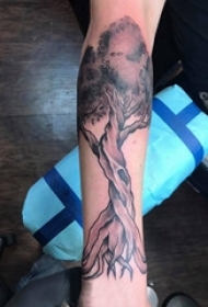 生命树纹身素材 男生手臂上黑色的大树纹身图片