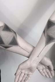 闺蜜纹身 闺蜜手臂上黑色的几何纹身图片