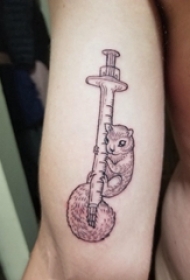 小动物纹身 男生手臂上黑色的松鼠纹身图片