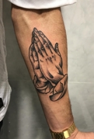 祈祷之手纹身图 男生手臂上黑色的祈祷之手纹身图片