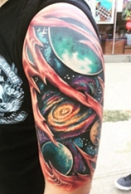 宇宙 纹身 男生大臂上彩色的星空纹身图片