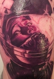 人物肖像纹身 男生侧腰上黑色的宇航员纹身图片