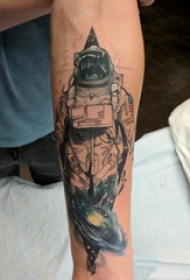 宇航员纹身图案 男生手臂上宇宙和宇航员纹身图片