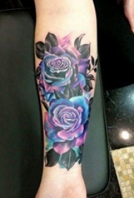 纹身手臂女生 女生手臂上彩色的玫瑰纹身图片