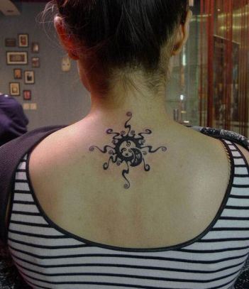 点击大图看下一张：图腾太阳背部纹身