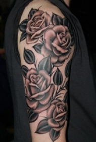 玫瑰纹身 男生手臂上文艺花朵纹身图片