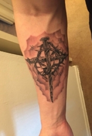简单十字架纹身 男生手臂上黑色的十字架纹身图片