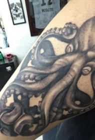 黑色章鱼纹身 男生手臂上黑色章鱼纹身素描图案