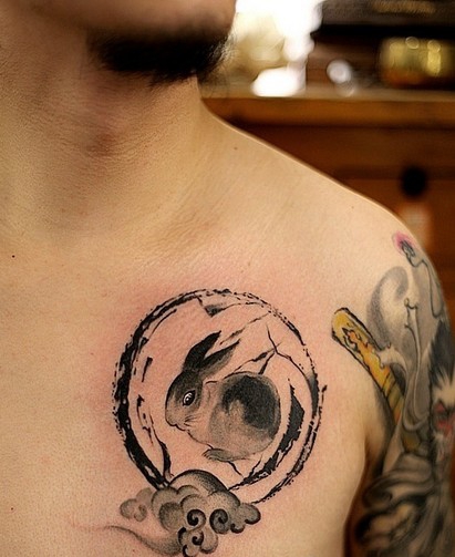 点击大图看下一张：可爱兔子胸部纹身