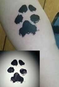 纹身手臂女生 女生手臂上黑色的爪印纹身图片