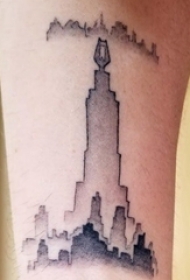 女生纹身手腕 女生手腕上黑色的建筑物纹身图片