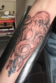 黑色章鱼纹身 女生手臂上黑色章鱼纹身图案