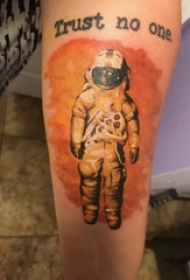 宇航员纹身图案 男生手臂上彩绘纹身宇航员纹身图案