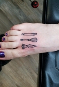 简单纹身工具 女生脚背上黑色的工具纹身图片