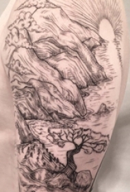 双大臂纹身 男生大臂上黑色的山水纹身图片