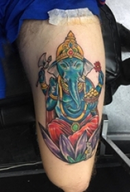 纹身大腿男 男生大腿上彩色的象神纹身图片
