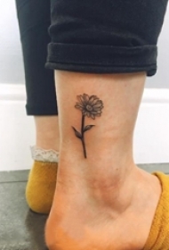小雏菊纹身 女生脚踝上黑色的雏菊纹身图片