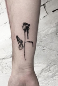 黑玫瑰纹身图 男生手臂上黑色的玫瑰纹身图片