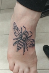 小蜜蜂纹身 女生脚部小蜜蜂纹身图片