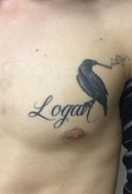 纹身胸部男 男生胸部黑色的乌鸦和英文纹身图片