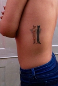 侧腰纹身图 女生侧腰上彩色的猫咪纹身图片
