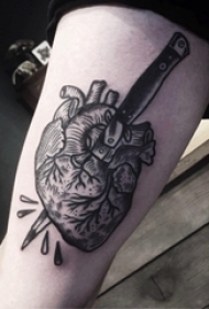 机械心脏纹身 男生手臂上匕首和心脏纹身图片
