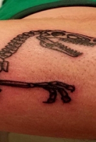 德国恐龙纹身 男生手臂上德国恐龙纹身图片