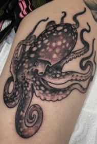 小动物纹身 女生大臂上黑色的章鱼纹身图片